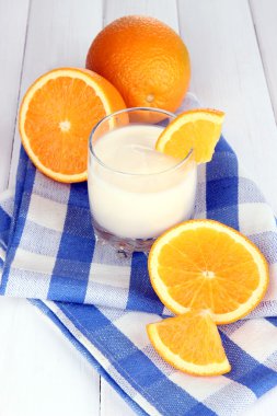 ahşap masa yakın çekim üzerinde turuncu cam lezzetli yoğurt