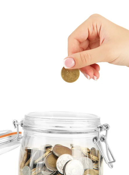 Sparen, weibliche Hand steckt eine Münze in eine Glasflasche, isoliert auf weiß — Stockfoto