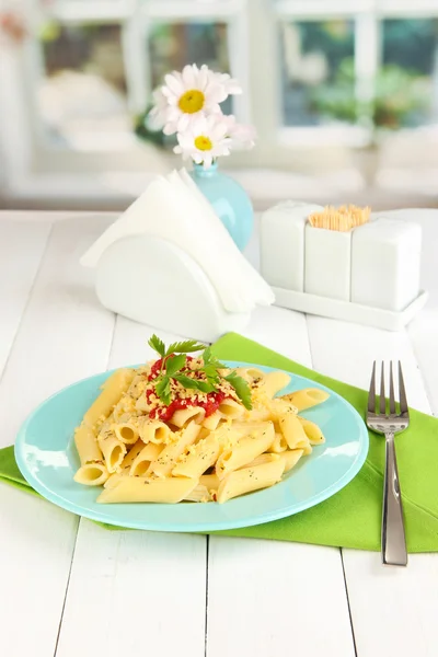 Prato de macarrão Rigatoni com molho de tomate na mesa de madeira branca no café — Fotografia de Stock