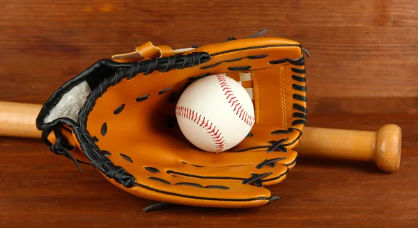 Guanto da baseball, mazza e palla su sfondo di legno — Foto Stock