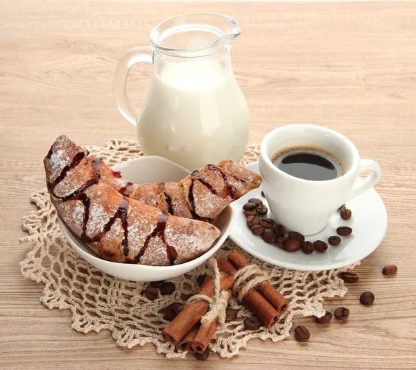 Petit déjeuner léger et savoureux, sur table en bois — Photo