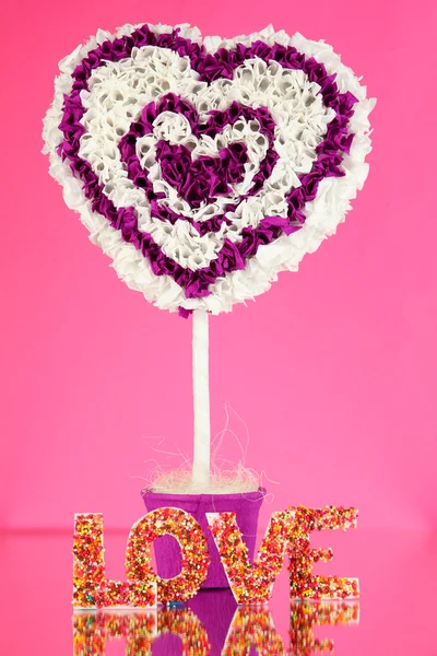 Coeur décoratif en papier sur fond rose — Photo