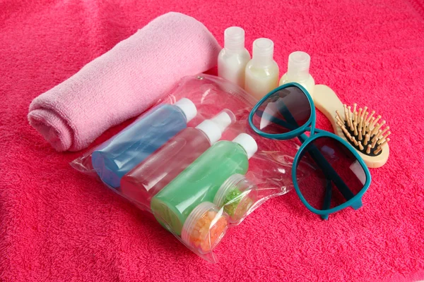 Kit de cosméticos del hotel en toalla rosa —  Fotos de Stock