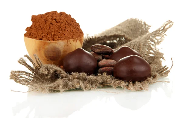 Samenstelling van chocolade snoepjes en cacao, geïsoleerd op wit — Stockfoto