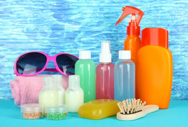 Hotel cosmetica kit op felle kleur achtergrond — Stockfoto