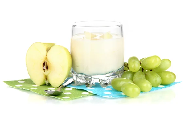 Delizioso yogurt in vetro con frutta isolata su bianco — Foto Stock