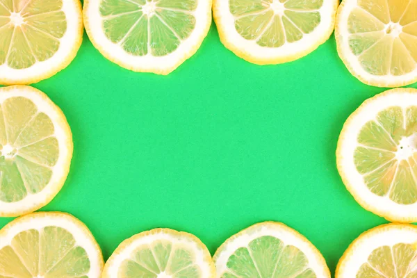 Fette di limone cornice su sfondo colore — Foto Stock