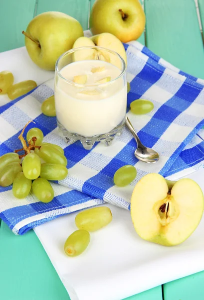 Delizioso yogurt in vetro con frutta sul tavolo di legno primo piano — Foto Stock