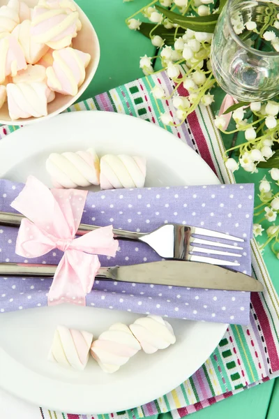 Configuração de mesa em tons violeta e branco na cor de fundo de madeira — Fotografia de Stock