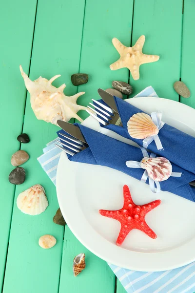 Configuração de mesa marinha na cor de fundo de madeira — Fotografia de Stock