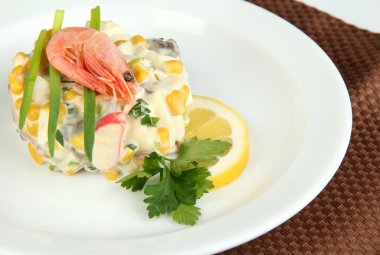 küçük bir kısmı büyük tabakta yemek yakın çekim