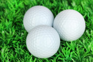 golf topları çimenlerin üzerinde kapat