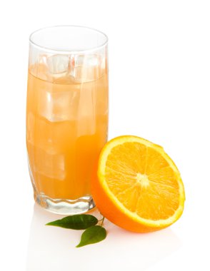 Beyaz üzerine izole edilmiş bir bardak portakal suyu.
