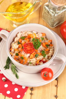 sebze ve otlar üzerinde ahşap masa yakın çekim tencerede lezzetli pirinç