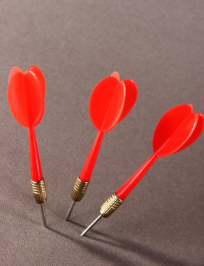 Dart gri arka plan üzerinde