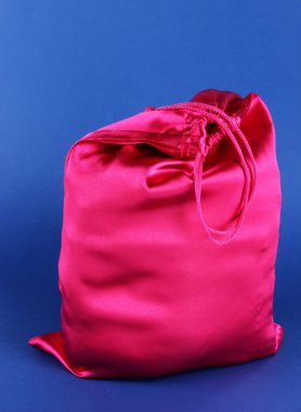 mavi zemin üzerine parlak pembe çanta