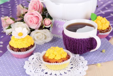 Yemek Masası yakın çekim üzerinde güzel lezzetli kekler