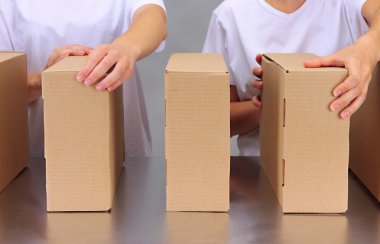 gri arka plan üzerinde Konveyör bant kutuları ile çalışan işçiler