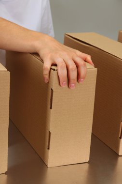 gri arka plan üzerinde Konveyör bant kutuları ile çalışan işçi