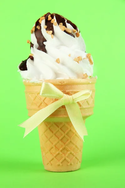 緑色の背景で、チョコレートのおいしいアイス クリーム — ストック写真