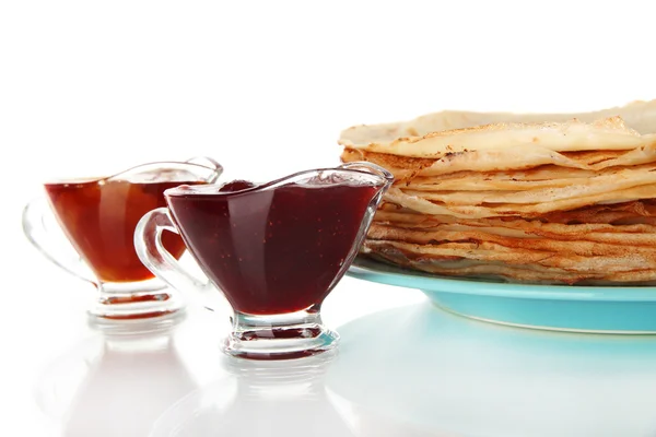 Pannkakor på plattan på rosa bakgrund — Stockfoto