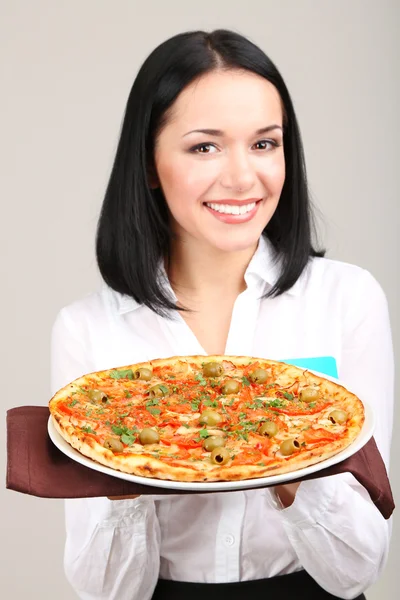 Güzel kızın garson ile üzerine beyaz izole pizza — Stok fotoğraf