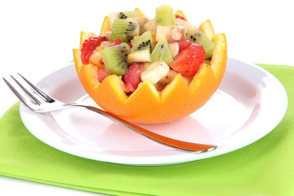 Ensalada de frutas en naranja ahuecada aislada sobre blanco —  Fotos de Stock