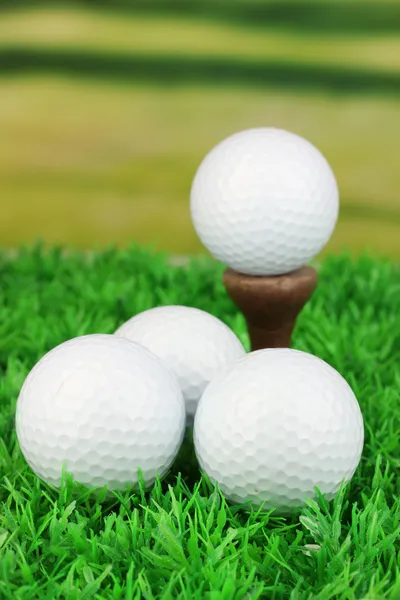 Pelotas de golf en la hierba al aire libre de cerca —  Fotos de Stock