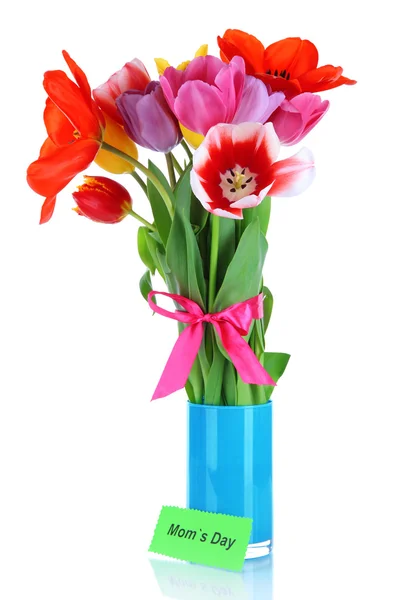 Hermosos tulipanes en ramo con nota aislada en blanco — Foto de Stock