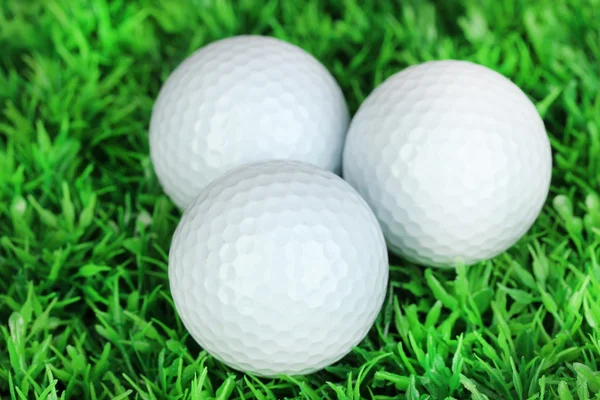 Golfové míčky na trávě zblízka — Stock fotografie