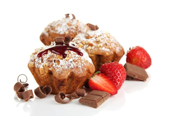 Smakrika muffinstårtor med jordgubbar och choklad, isolerade på vitt — Stockfoto