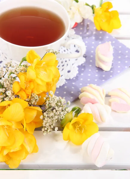 Bela composição com xícara de chá e marshmallow na mesa de piquenique de madeira close-up — Fotografia de Stock