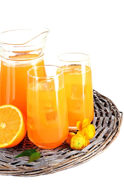 Glazen en werper van jus d'orange geïsoleerd op wit — Stockfoto