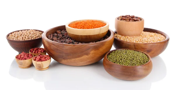 Různé druhy fazolí v miskách izolovaných na bílém — Stock fotografie