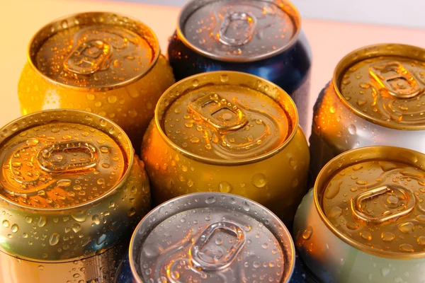 Latas de metal en tono amarillo claro — Foto de Stock