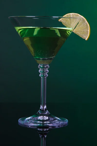 Grön cocktail med kalk på mörkgrön bakgrund — Stockfoto