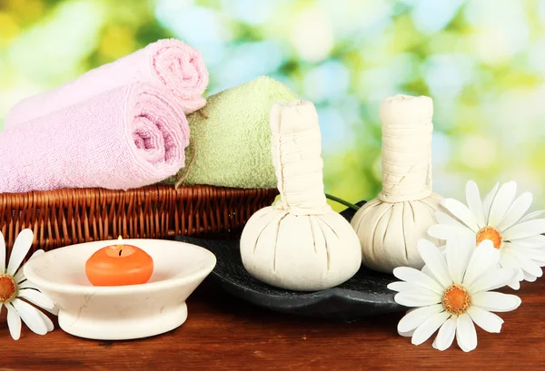 Tessile massaggio spa attrezzature su sfondo naturale — Foto Stock