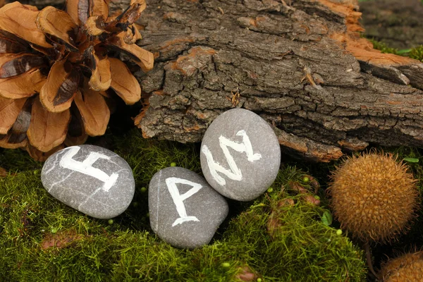 Fortune telling con simboli sulle pietre da vicino — Foto Stock