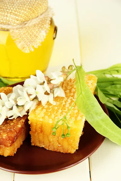 Burk honung och honungskakor med blommor av kalk, acacia på färg trä bakgrund — Stockfoto