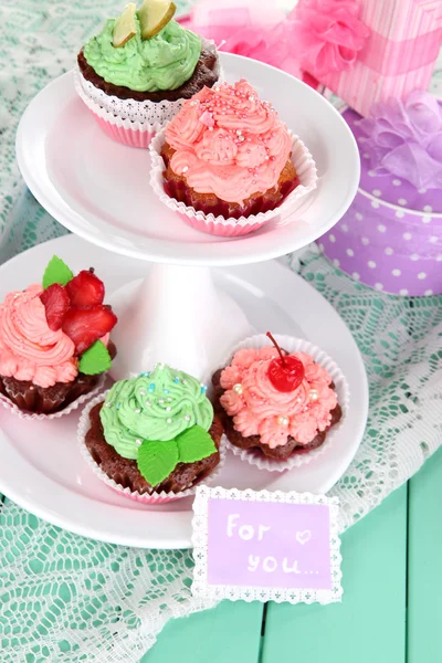 Deliciosos belos cupcakes na mesa festiva close-up — Fotografia de Stock