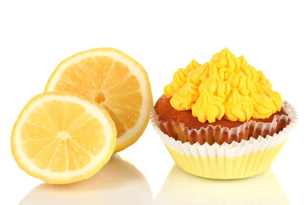 Вкусный красивый лимонный кекс, изолированный на белом — стоковое фото