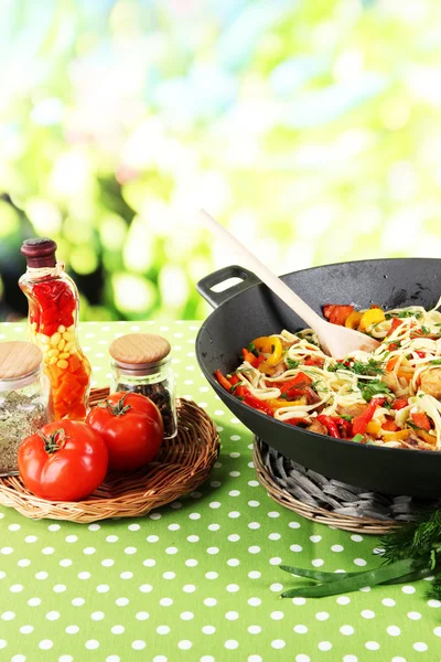 Fideos con verduras en wok sobre fondo natural —  Fotos de Stock