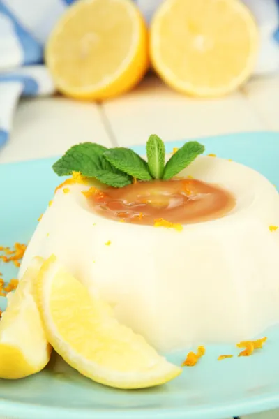 Lemon Panna Cotta com raspas de laranja e molho de caramelo, sobre fundo de madeira cor — Fotografia de Stock