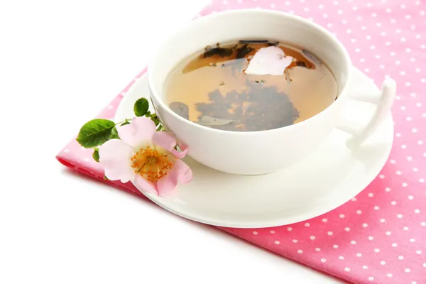 Tasse Kräutertee mit hippen Rosenblüten, isoliert auf weiß — Stockfoto