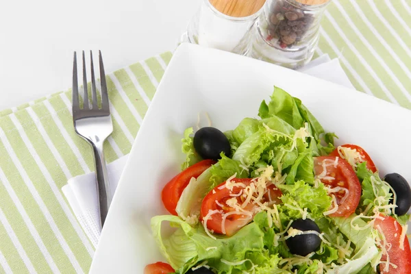 Leichter Salat auf Teller auf Serviette — Stockfoto