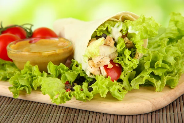 Kebab - carne y verduras a la parrilla, sobre estera de bambú, sobre fondo brillante —  Fotos de Stock
