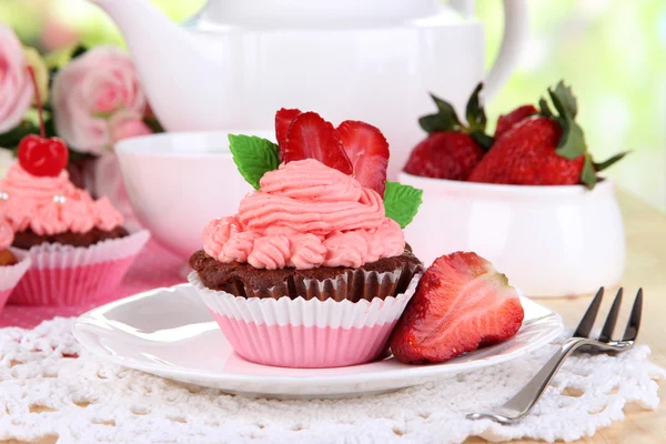 Beautiful strawberry cupcakes on dining table close-up — Stock Photo, Image