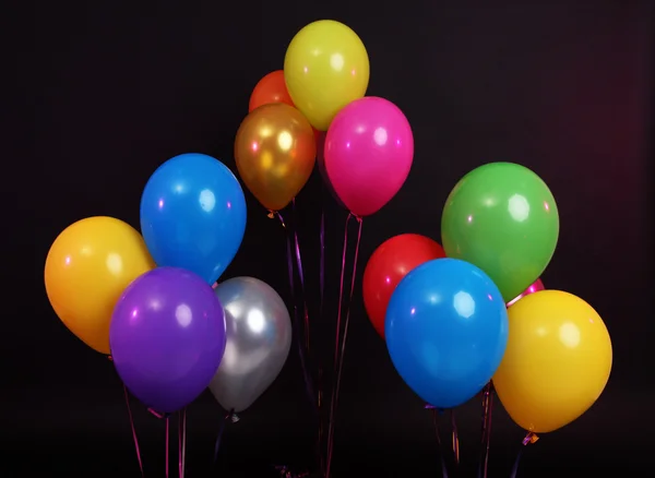 Molti palloncini luminosi isolati su nero — Foto Stock