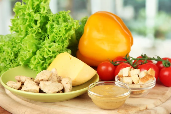 Інгредієнти для салат "Цезар" на світлому фоні — стокове фото
