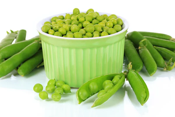 Guisantes verdes dulces en tazón aislado en blanco —  Fotos de Stock